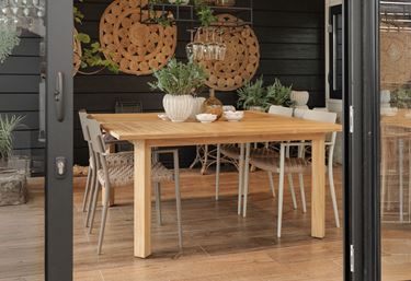 Stedsegrønt spisebord i teak, miljøbillede, Udemøbler fra Garden Living
