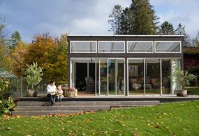 Fritstående udestue 25 m² En fritstående udestue giver mange muligheder, som et lysthus midt i haven eller afslapningsrum ved poolen eller kajen.