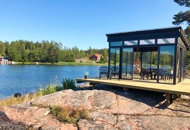 Den fritstående udestue er i nogle henseender nemmere at bygge end en vægmonteret, fordi du ikke skal tænke på husets vinduesplaceringer og døråbninger.