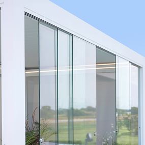WG 10 rammeløst glasparti til pergola og til enkle udestuer, som bruges om sommeren
