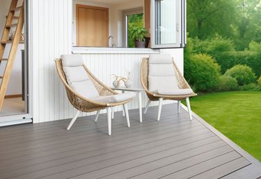 Miljöbild som visar två stycken Sunflower relaxfåtöljer tillsammans med ett litet bord
