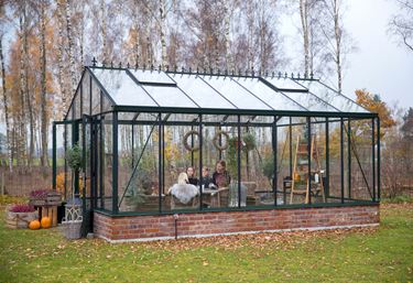 Et drivhus på mur giver et gedigent og hyggeligt indtryk. Det giver følelsen af et lille hus i haven som kan anvendes på mange forskellige måder.