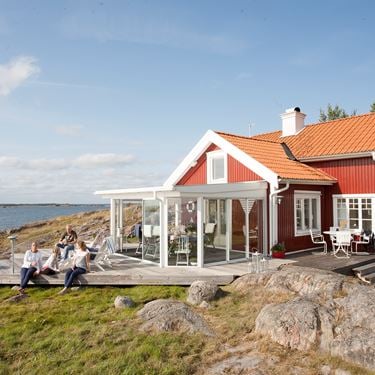 Halvtagsskelettet er det skelet, der er mest alsidigt, og som passer til næsten alle hustyper og byggestile. Halvtag passer altid med sit klassiske udtryk, når det gælder byggeri af udestuer.