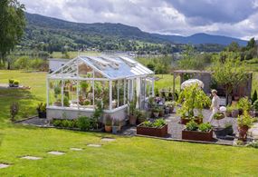 Tine og hendes Green Room Wall-drivhus