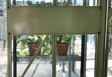 Detaljebillede af monteringsplade i grøn