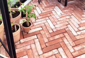 Vælg det rigtige gulv - hvidt drivhus med marksten