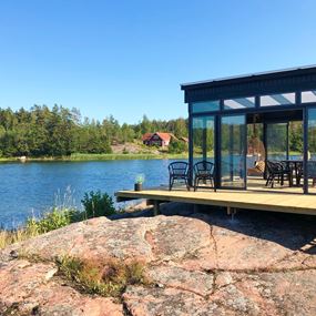 Den fritstående udestue er i nogle henseender nemmere at bygge end en vægmonteret, fordi du ikke skal tænke på husets vinduesplaceringer og døråbninger.