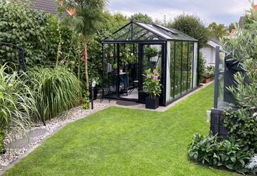 Miljøbillede på Maxi 3, i en grøn have