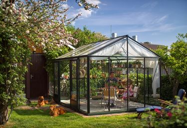 En af de mest populære drivhusmodeller med enkel skydedør placeret midt i gavlen.