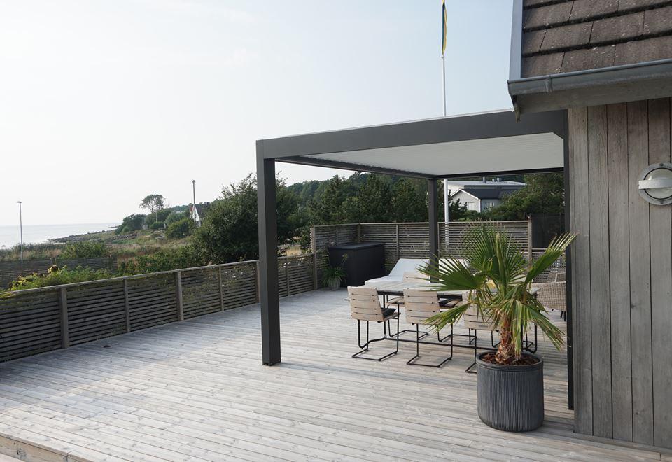 uterum_uteplats_pergola_svart_altan_havsutsikt.jpg