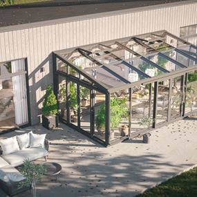 Miljøbillede af Lean To drivhuset, monteret op ad væggen, møbleret med både planter og middagsbord
