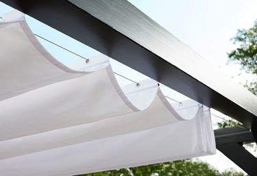 Miljöbild på skyggtaket till pergola Solid