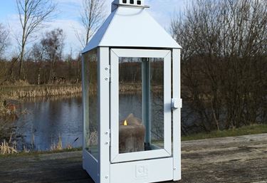 Hvid lanterne i metal, 42 cm høy.