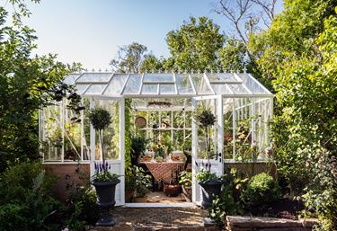 Hvid drivhus på mur