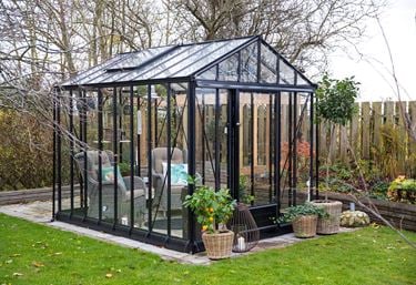 Miljøbillede af et drivhus i et efterårsmiljø